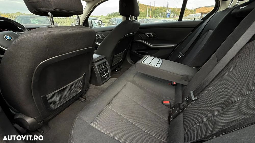 BMW Seria 3 320i Aut. Sport Line - 11