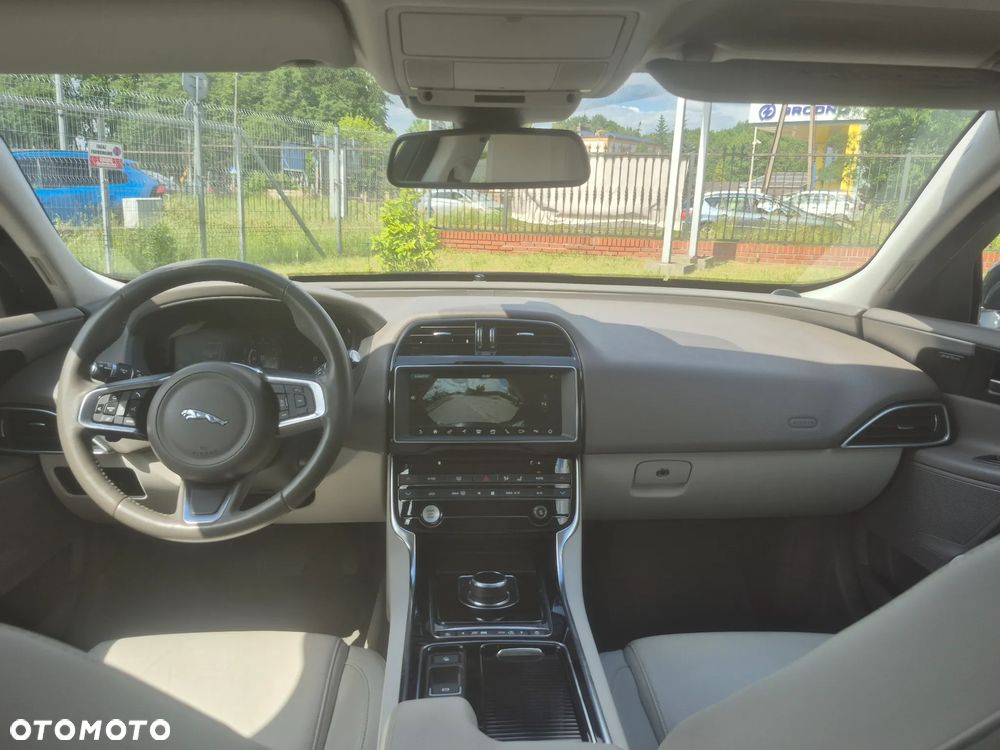 Jaguar XE 2.0 T Pure - 26