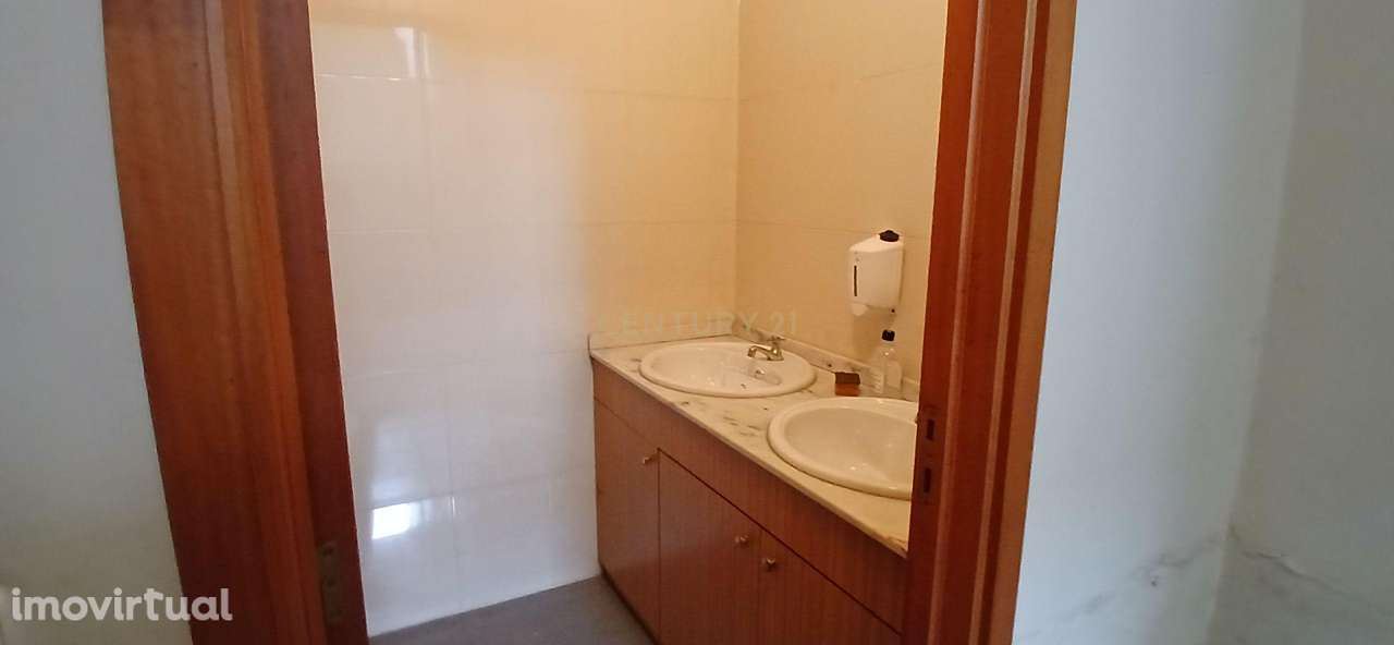 Loja Espaçosa em Barcelos - Excelente Localização e Luz Natural - Grande imagem: 5/13