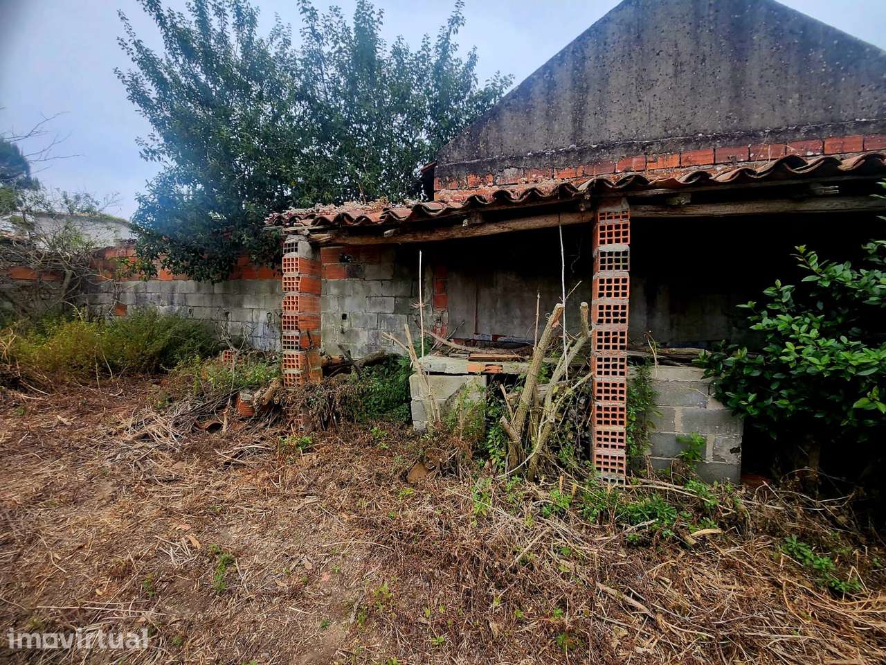 Moradia em Lobeiros, com anexos e terreno - Grande imagem: 2/17