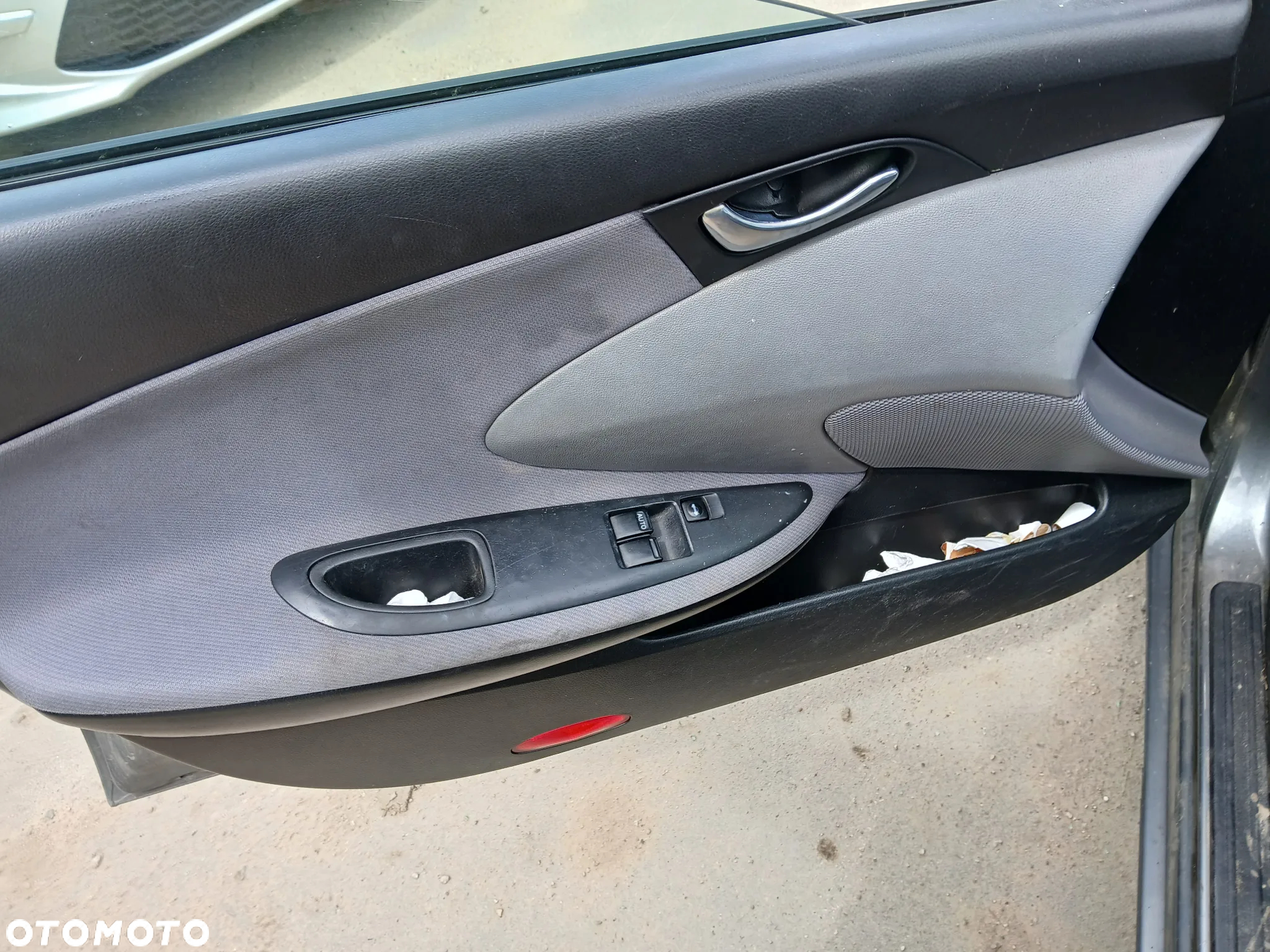 nissan primera P12 HB KY5 fotel fotele kanapa deska kokpit podsufitka boczek boczki klamka - 3