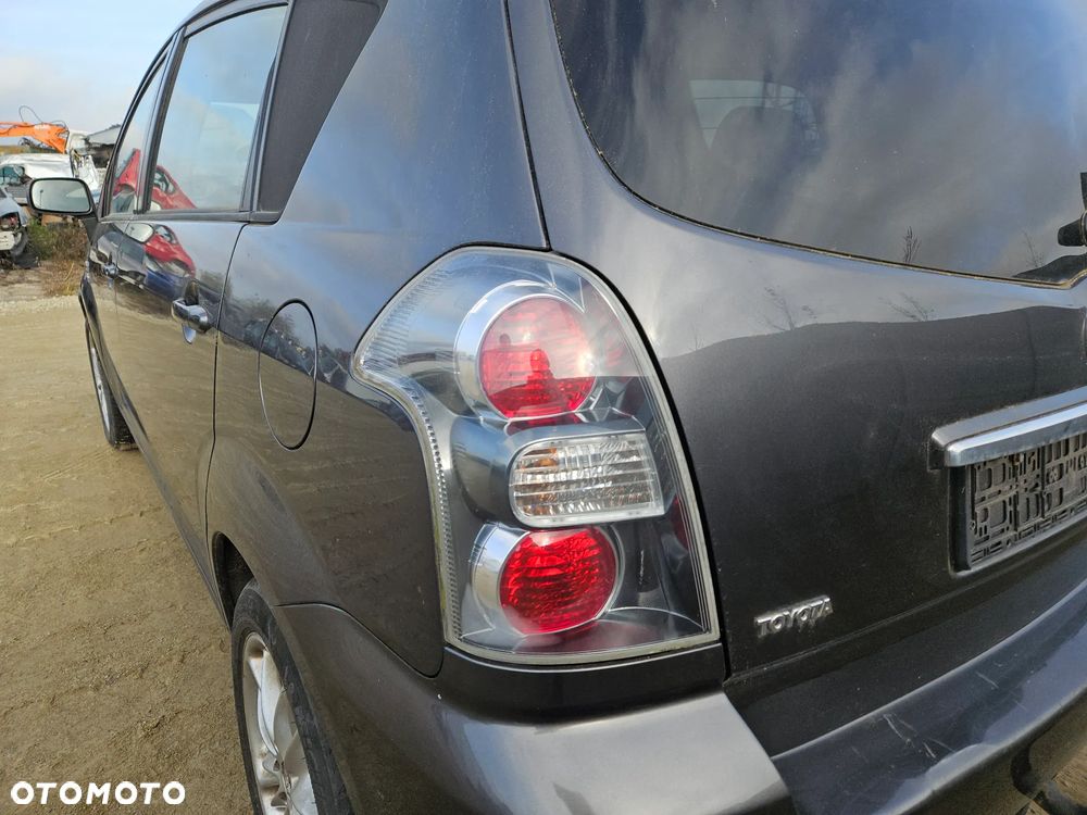 Lampa lewa prawa tył tylna Toyota Corolla Verso II 2008r Europa - 1