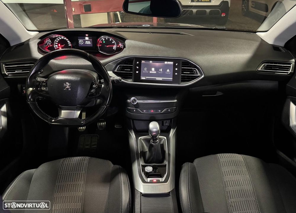 Peugeot 308 1.2 PureTech Allure J18 - 24