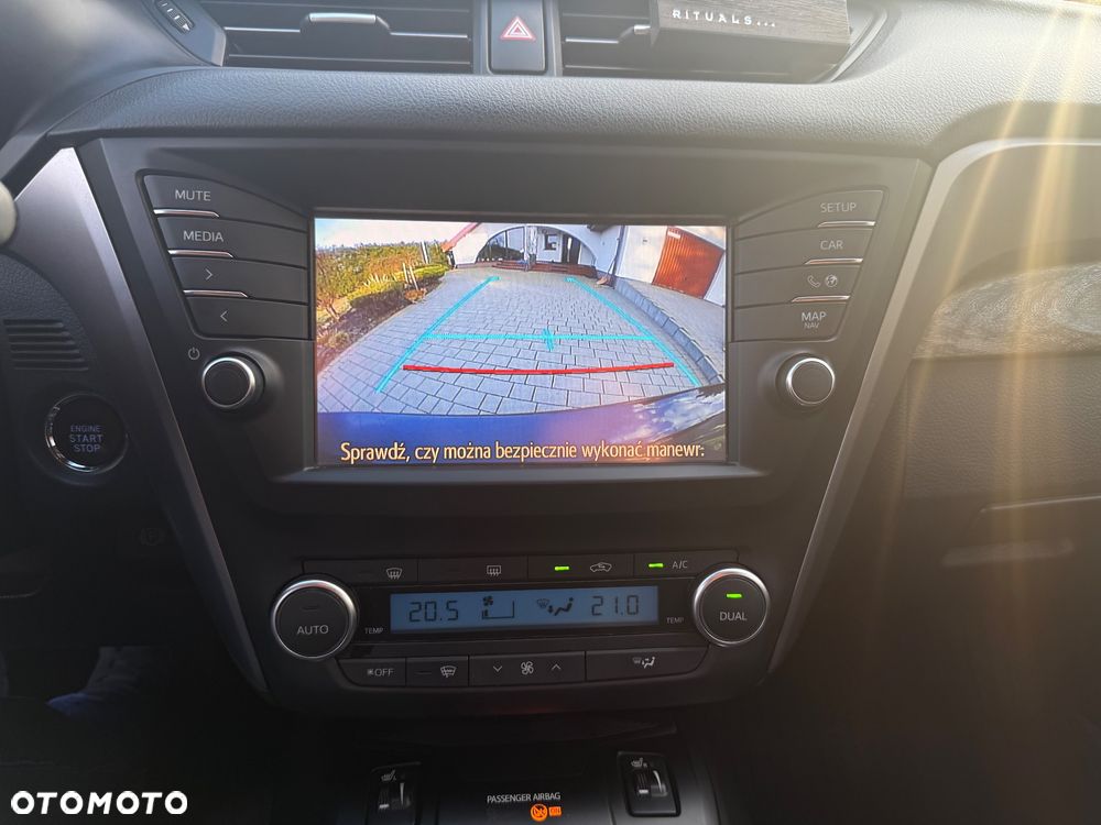 Toyota Avensis 2.0 Premium MS - 16