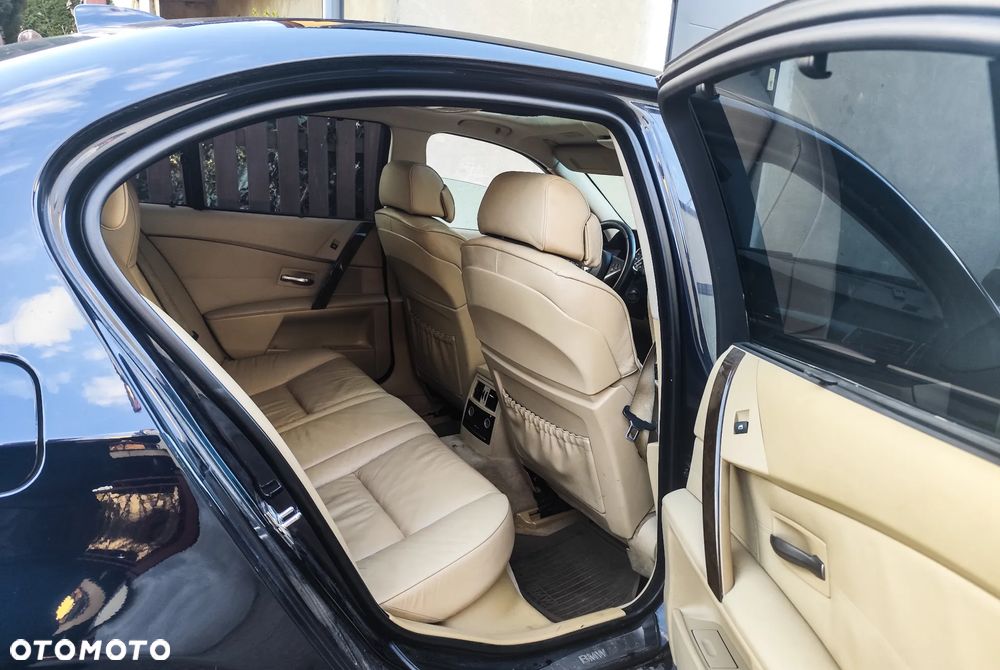 BMW Seria 5 550i - 10