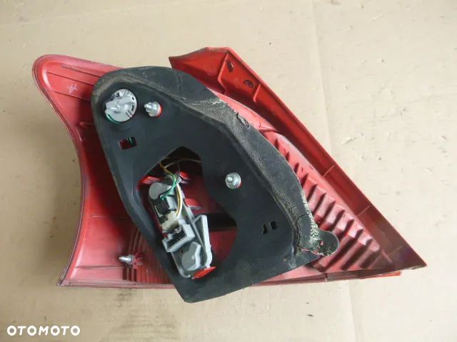 LAMPA PRAWY TYŁ PRAWA TYLNA TOYOTA YARIS II 5D 05-09 - 8