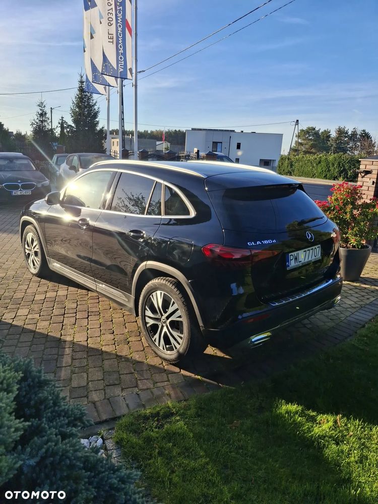 Mercedes-Benz GLA 180 d Progressive 8G-DCT - 4