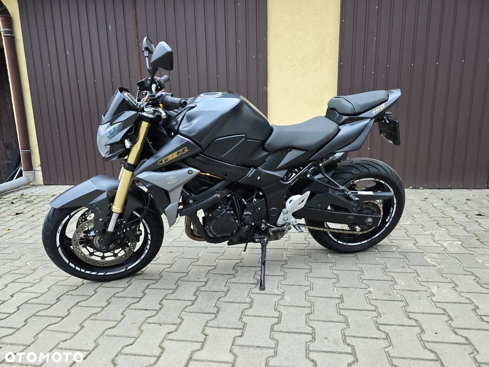 Suzuki GSR - 3