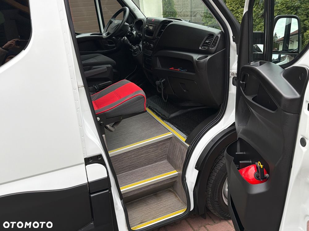 Iveco DAILY AUTOBUS 24 MIEJSCA / PRZEWÓZ OSÓB NIEPEŁNOSPRAWNYCH / KLIMA POSTOJOWA / WEBASTO / TELEWIZOR / LEDY W ŚRODKU KOLOROWE / Salon Polska/ Nowe Opony/Jak Nowe/Mały Przebieg/ - 24