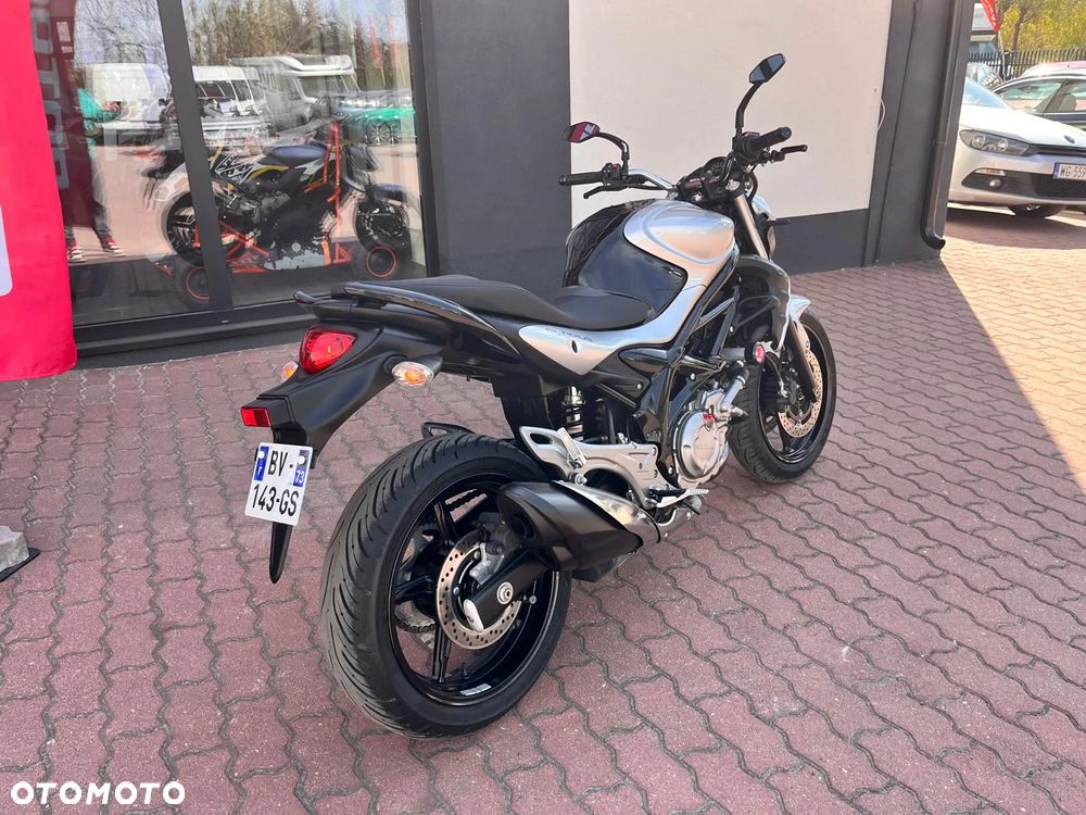 Suzuki Gladius - 5