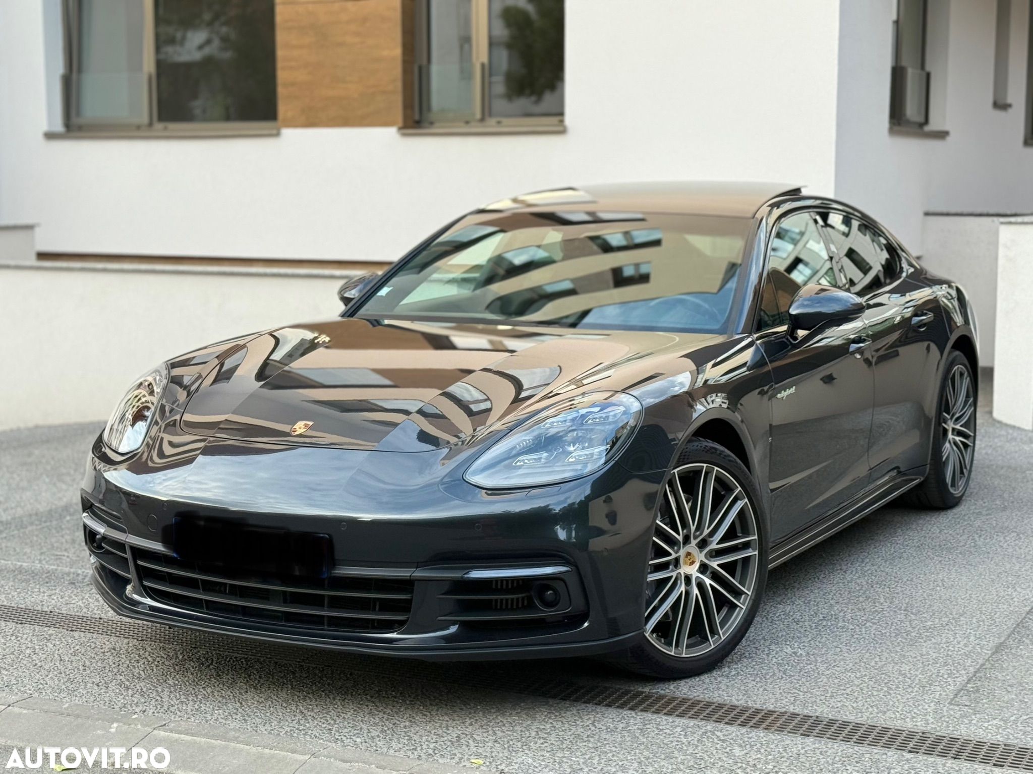 Porsche Panamera 4 E-Hybrid - 1