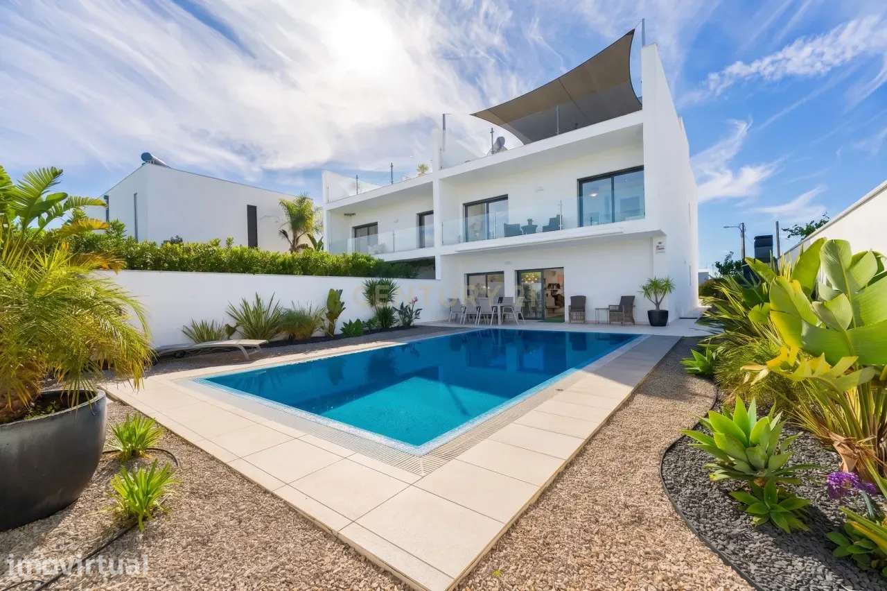 Moradia contemporânea com piscina, 4 suites, terraços amplos e vista a - Grande imagem: 3/38