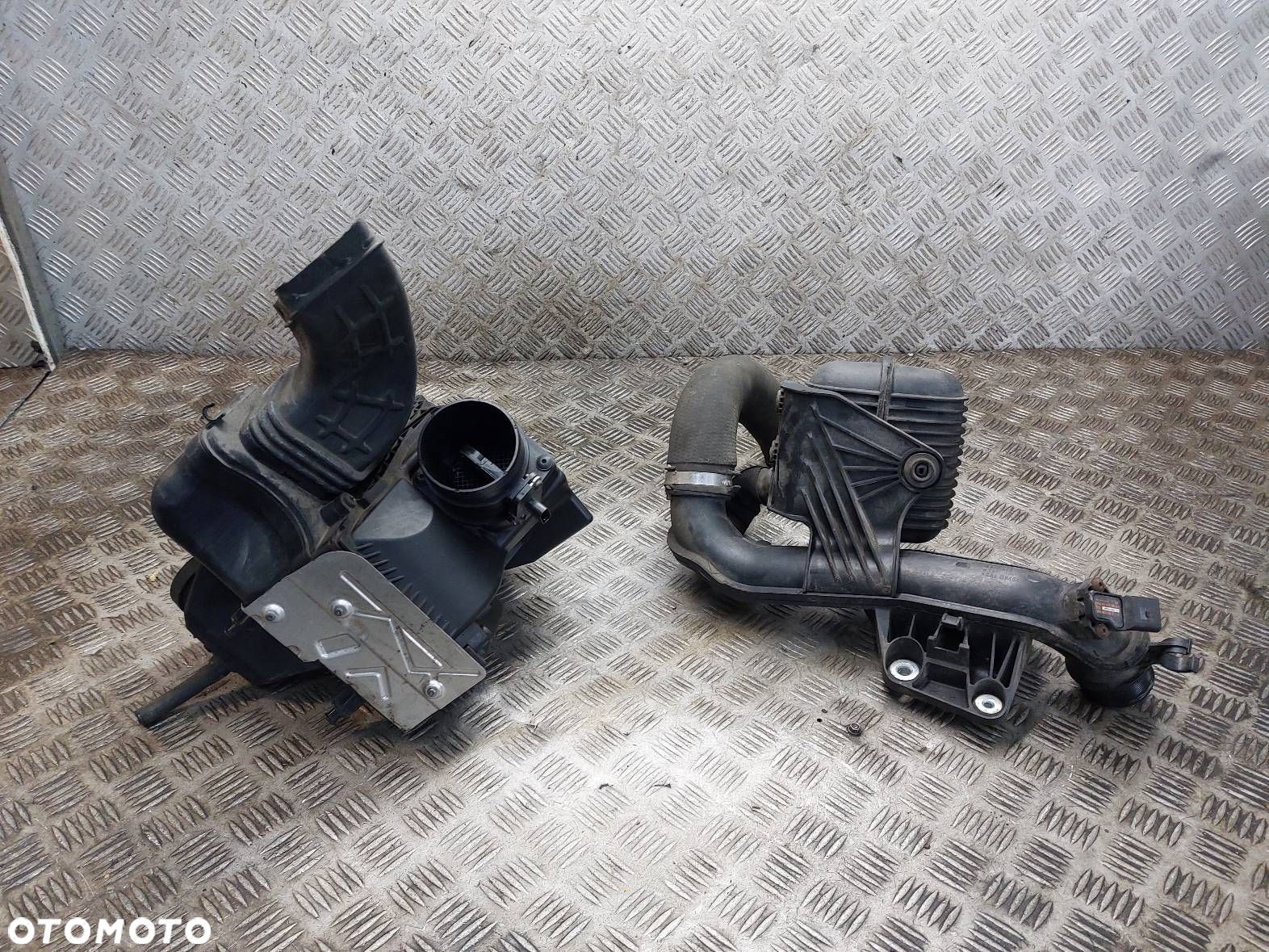 OBUDOWA FILTRA POWIETRZA PRZEPŁYWOMIERZ AUDI A5 8T 2.0 TFSI 8R0133843B - 1