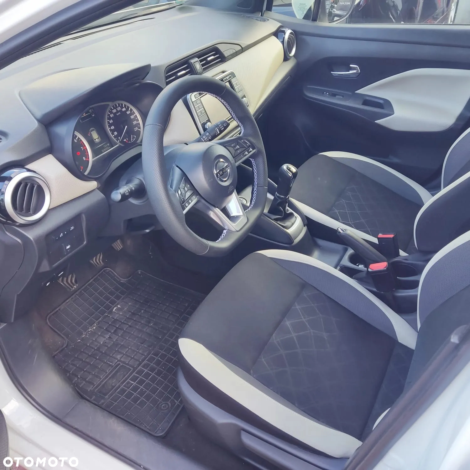 Nissan Micra 1.0 Visia Plus - 17