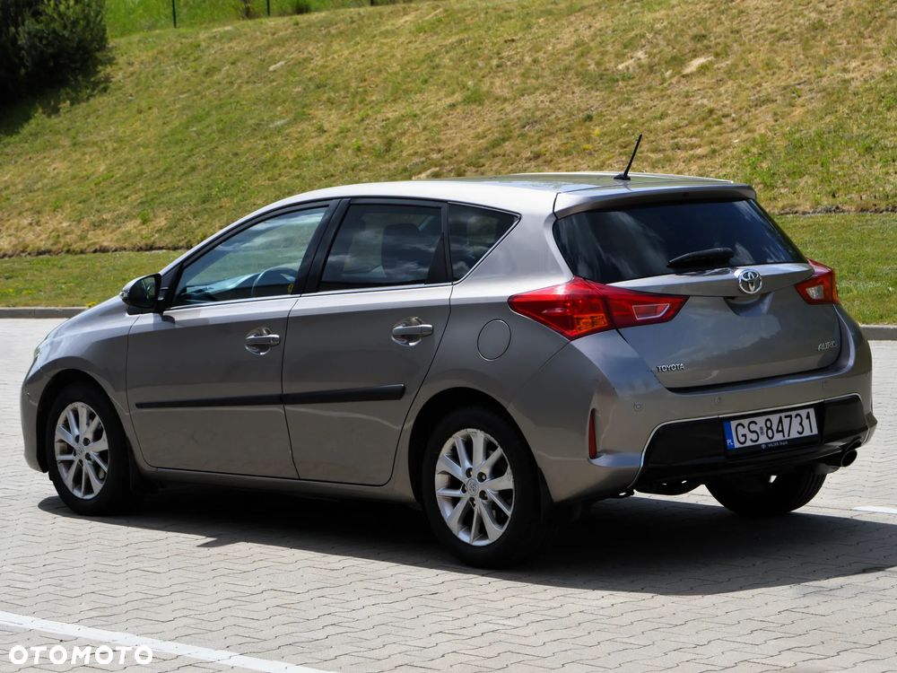 Toyota Auris 1.6 Premium + - 4