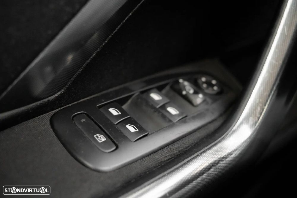 Peugeot 2008 1.2 VTi Allure - 27