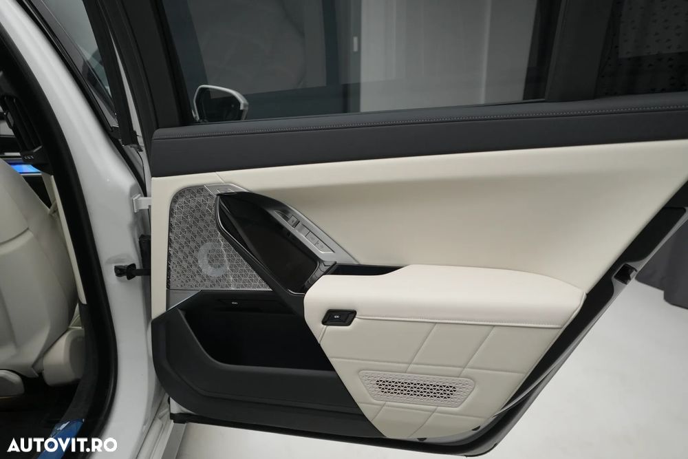 BMW Seria 7 740d xDrive MHEV - 35