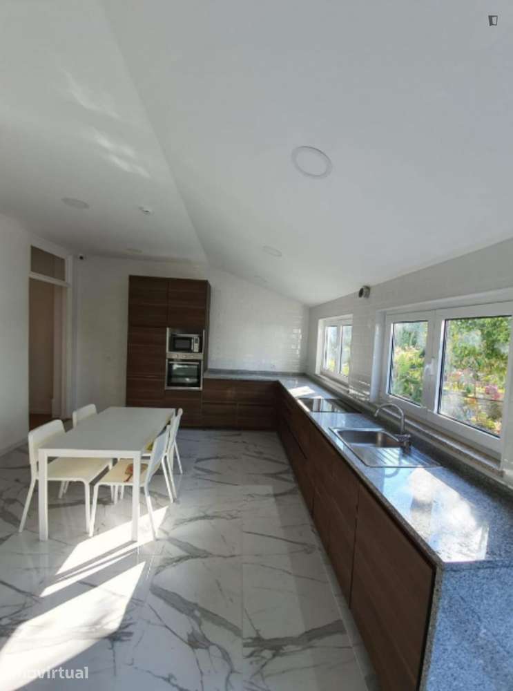Quarto - localizado em Lordelo do Ouro Porto - Grande imagem: 3/7
