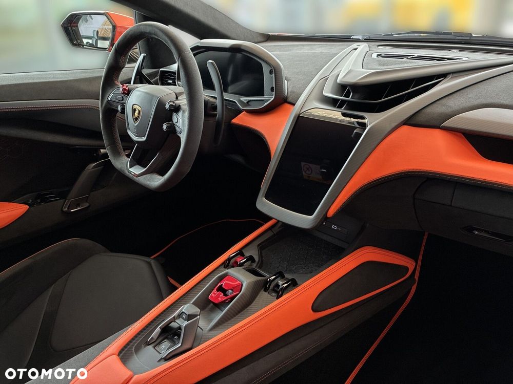 Lamborghini Revuelto - 12