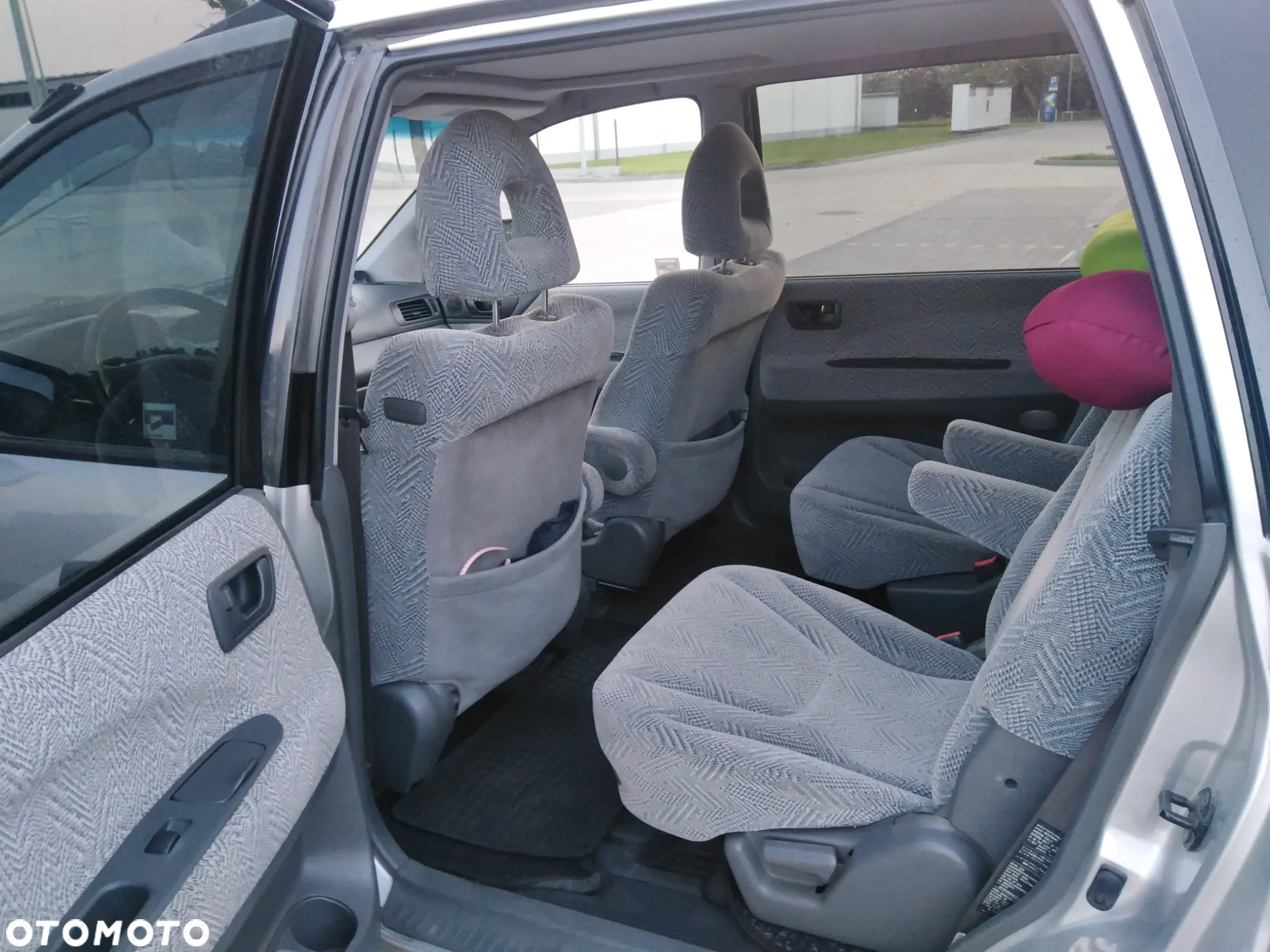 Mitsubishi Space Wagon - 6