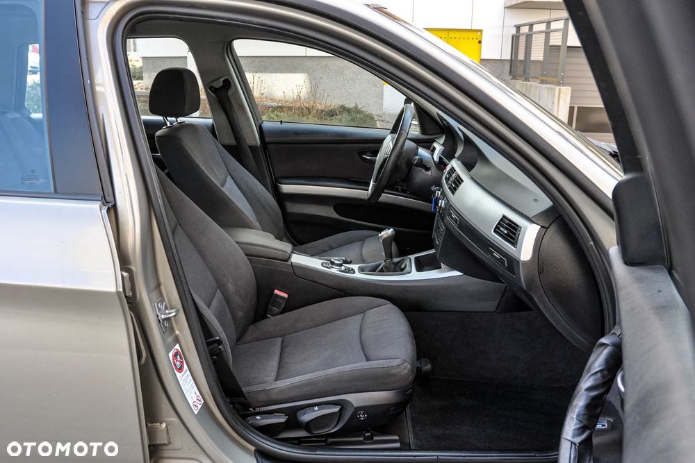 BMW Seria 3 320d DPF Efficient Dynamics Edition - 11