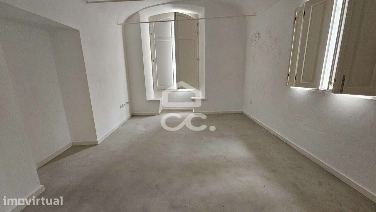Apartamento t2 para arrendamento, zona do castelo, sem mobiliário - Grande imagem: 3/19