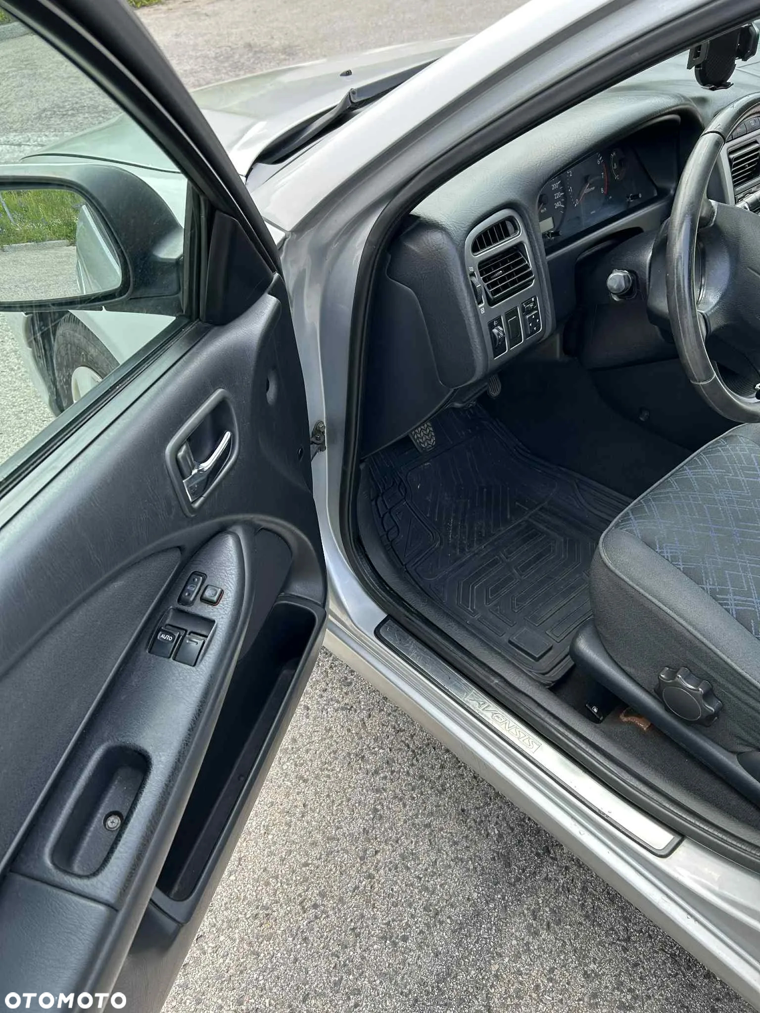 Toyota Avensis 1.8 VVT-i Luna - 11
