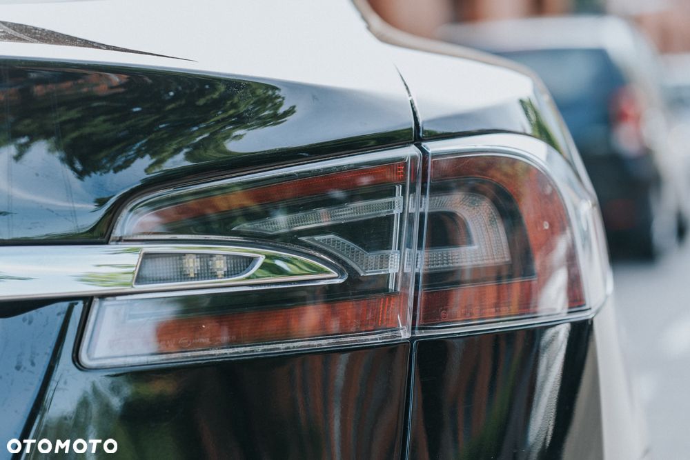Tesla Model S - 4
