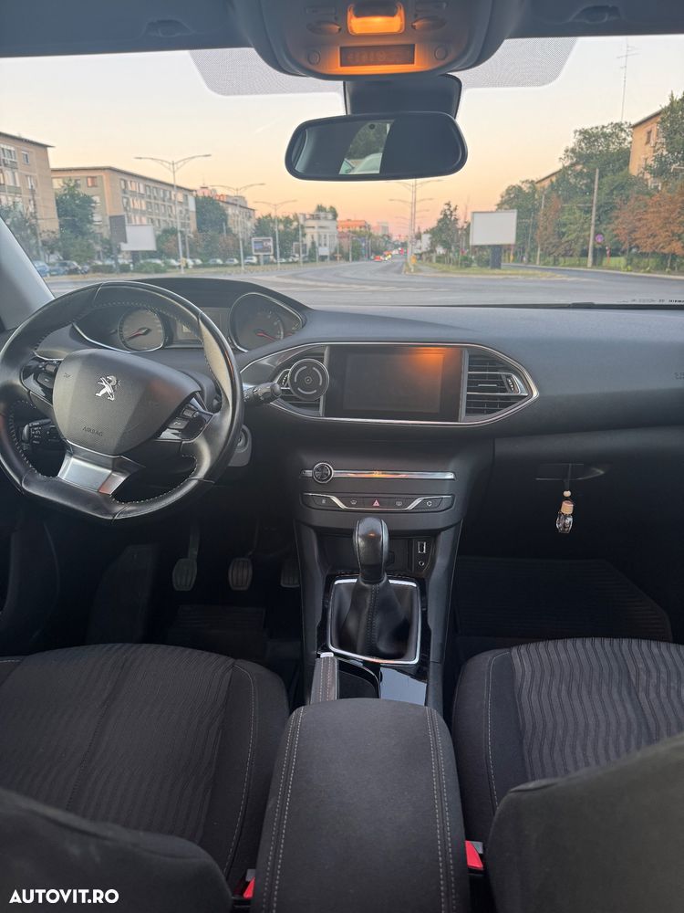 Peugeot 308 1.2 L PureTech Turbo Active - 10