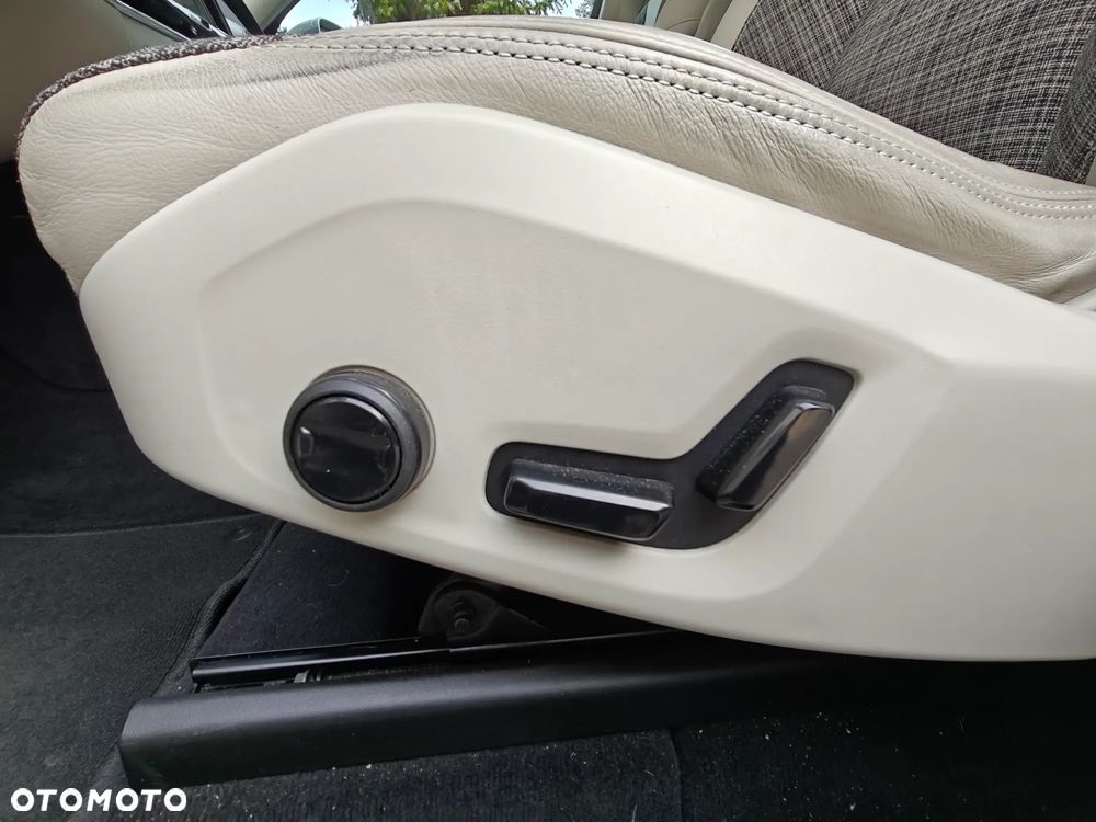 Volvo XC 60 B4 D AWD Momentum Pro - 16