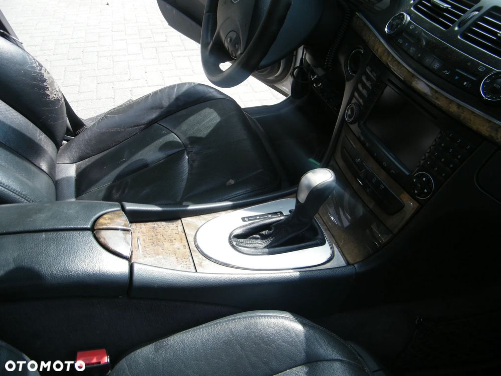 Mercedes – Benz E klasa W211 (02-06r.) 2.7 CDI 176KM. Silnik 647961 (D647961(63S), OM647) Skrzynia 722640 lakier 744 (Srebrny brylantowy- metaliczny). Cały na części. GWARANCJA !!!  Przód Tył Zestaw Komplet Drzwi Klapa Zderzak Błotnik Maska Grill Atrapa Szyba Pas Lampa Lusterko Boczki Fotel Kanapa Kokpit Deska Rozdzielcza Przełącznik Włącznik Sterownik Przewody Wiązka Instalacja Moduł Komputer Czujnik Listwa Pompa Alternator Wtryski Głowica Rozrusznik Kompresor Sprzęgło Dwumas Silnik Skrzynia ABS Klimatyzacji Paliwa Wspomagania Kolektor Turbina Przepustnica Zawór Chłodnica Koło Hak Belka Sanki Zawieszenie Mcpherson Półoś Amortyzator Wydech Tłumik Zacisk Most - 11