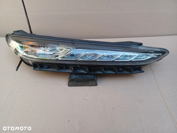 Lampa przednia prawa LED Hyundai Kona górna