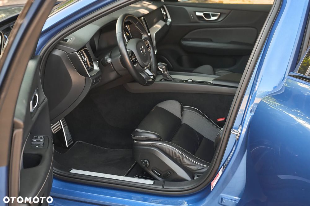Volvo V60 D4 AWD Geartronic R-Design - 33