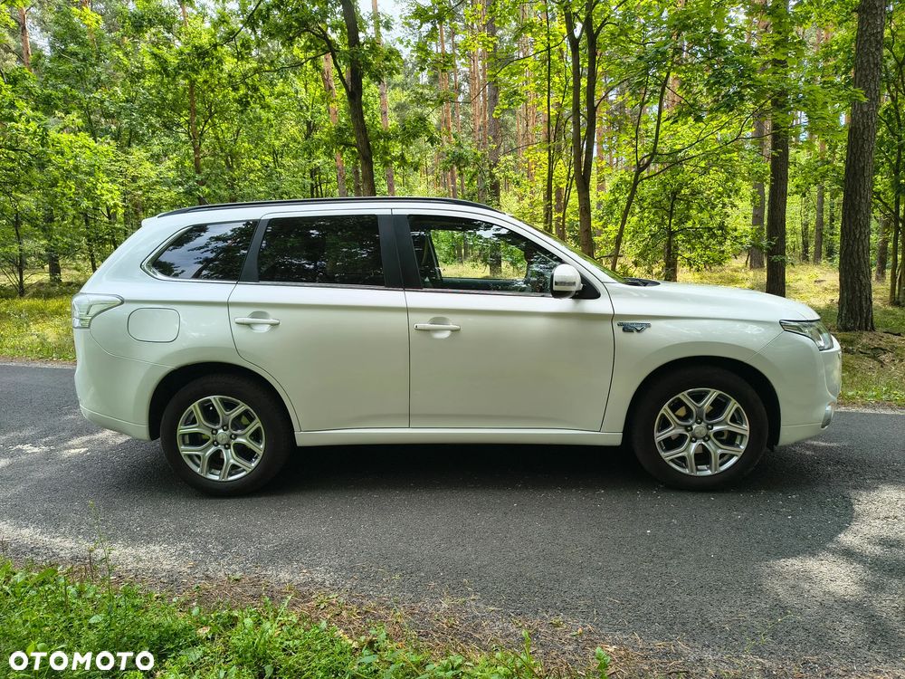 Mitsubishi Outlander Instyle NAVI + - 7