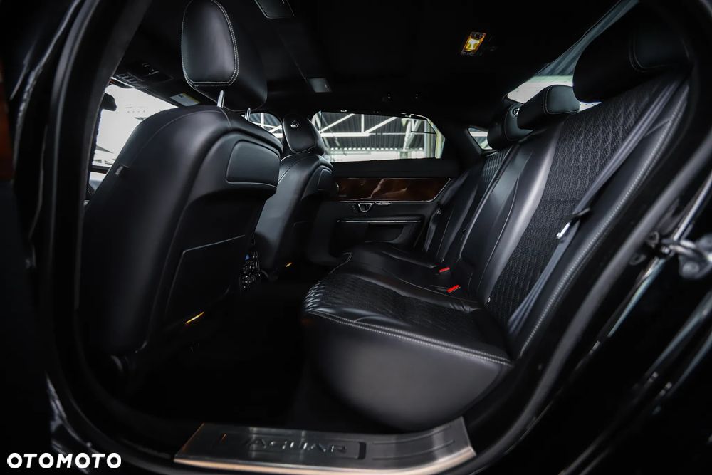 Jaguar XJ 3.0 T AWD LWB Portfolio - 12