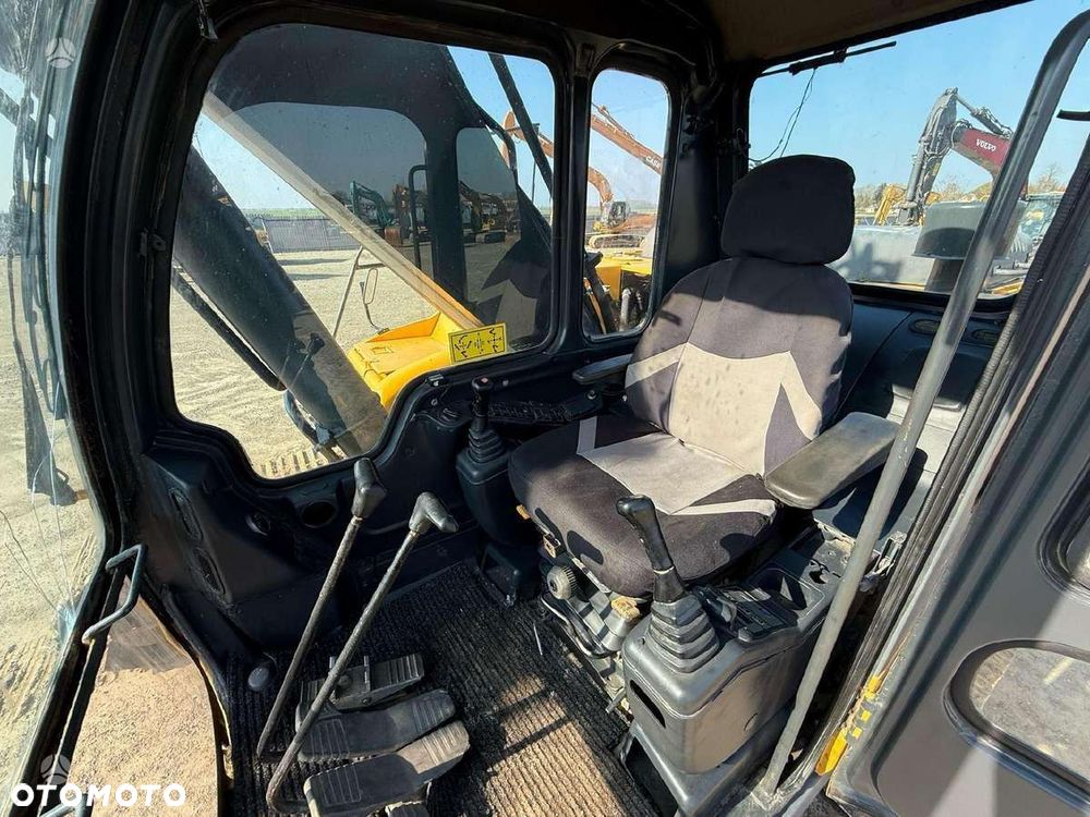 Volvo EC 240 LC - 24