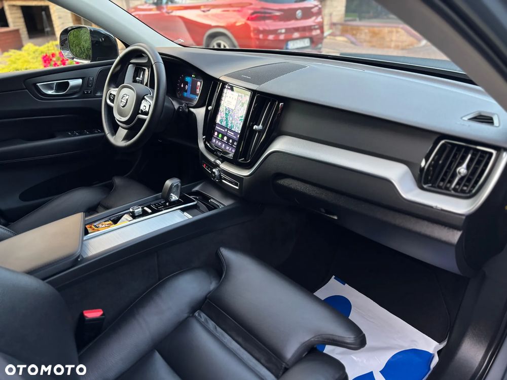 Volvo XC 60 B4 D AWD Plus Dark - 8