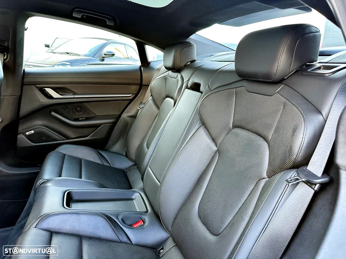 Porsche Taycan Turbo S - 35