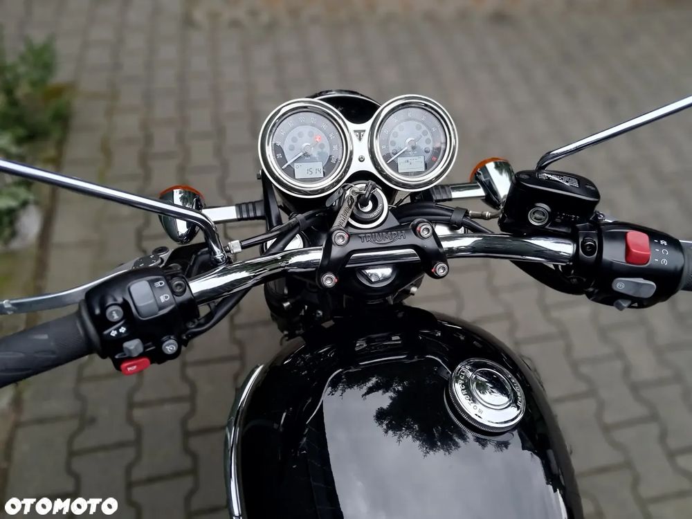 Triumph Bonneville - 4