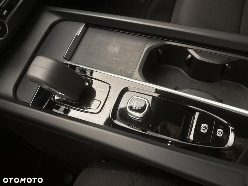 Volvo XC 60 B4 B Momentum Pro - 16