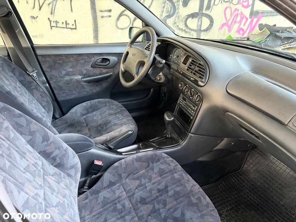 Ford Mondeo 1.8 CLX - 12