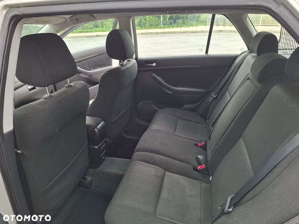 Toyota Avensis 1.8 VVT-i Combi - 20