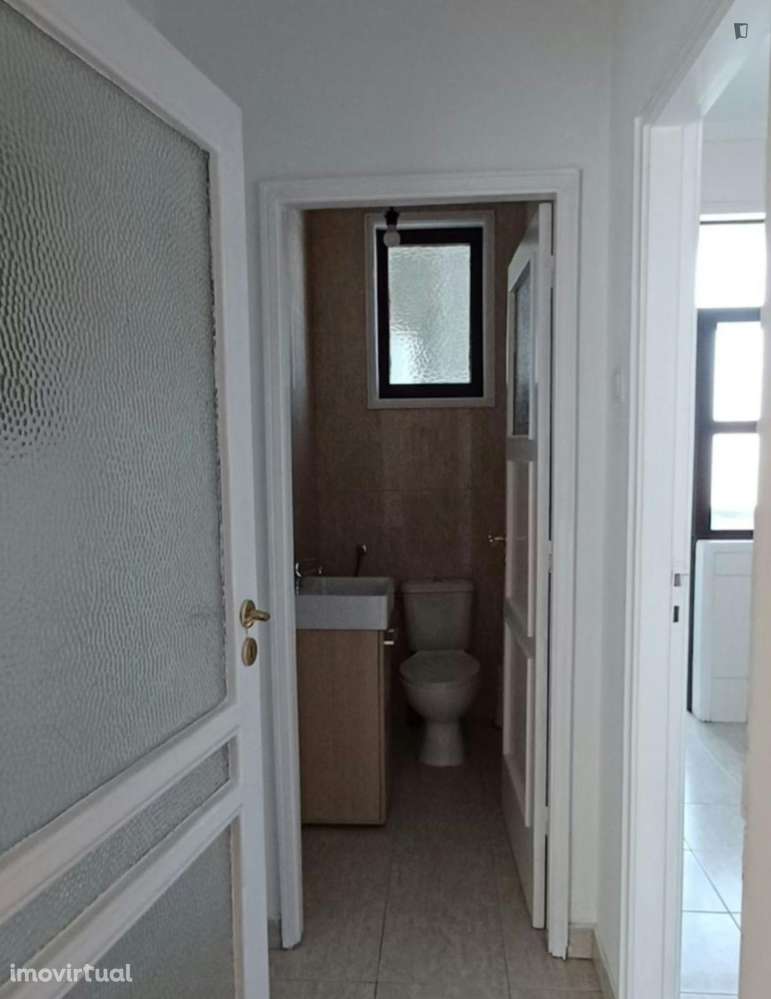 Quarto - localizado em Lordelo do Ouro Porto - Grande imagem: 5/9