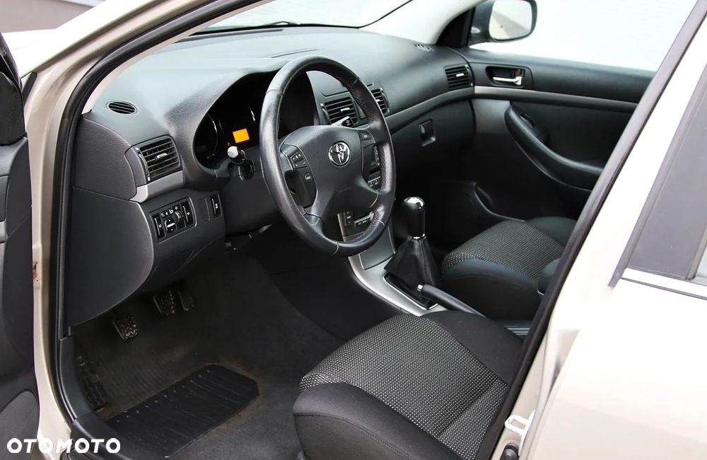 Toyota Avensis 1.8 VVT-i Sol Premium - 15