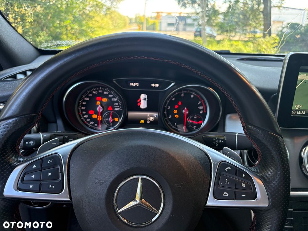 Mercedes-Benz GLA 180 7G-DCT AMG Line - 10
