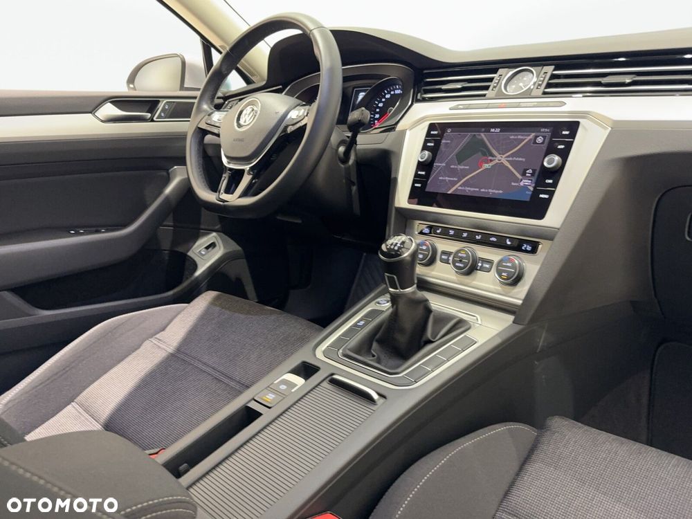 Volkswagen Passat 2.0 TDI SCR Comfortline - 18