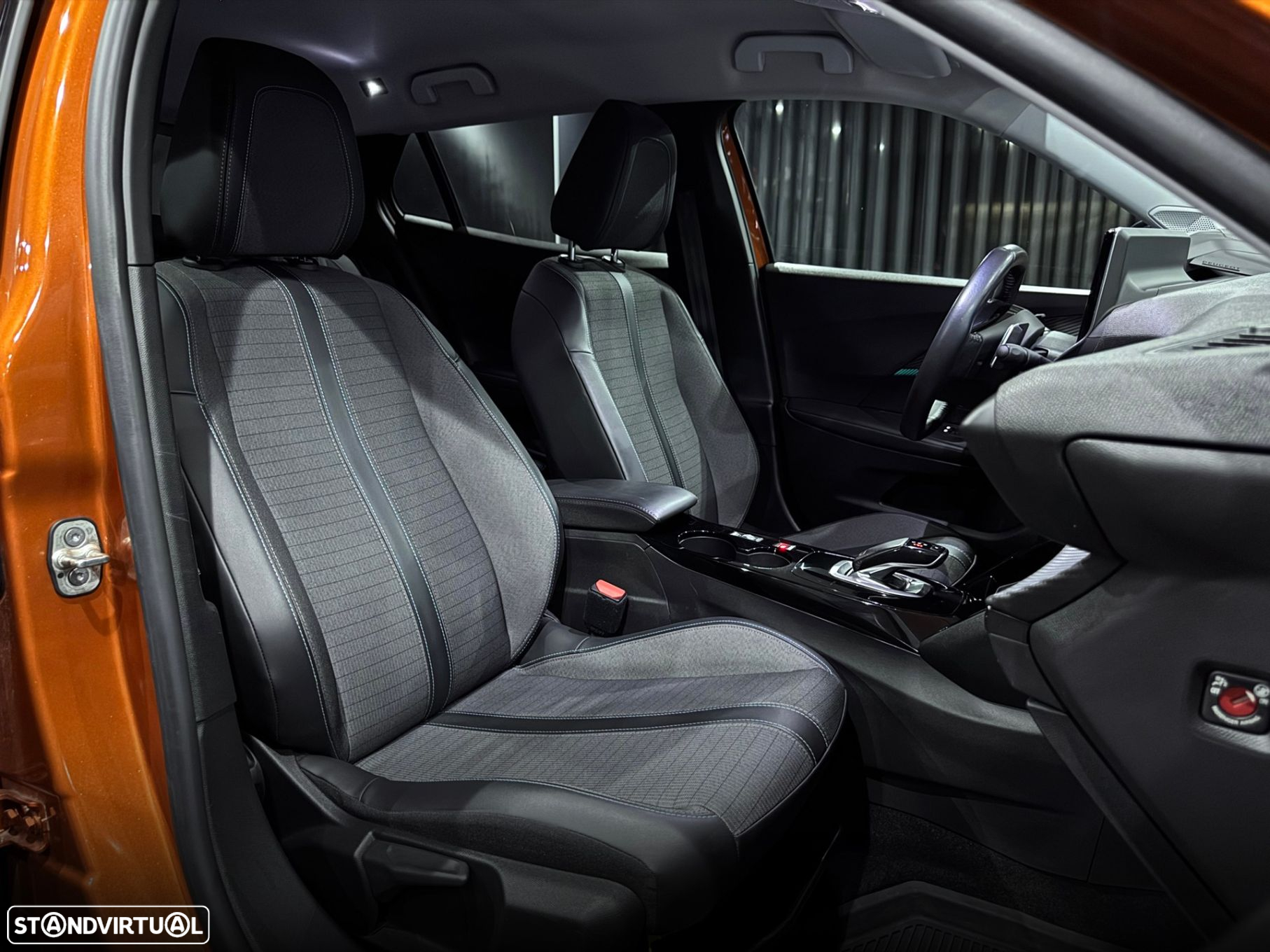 Peugeot 2008 1.2 PureTech Allure Pack EAT8 - 32