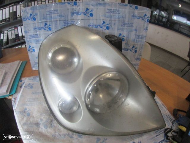 Farol Far1568 SSANGYONG REXTON 2005 2.7XDI 165CV 5P CINZA DRT H7 + H1 Danificado Apoios Partidos - 1