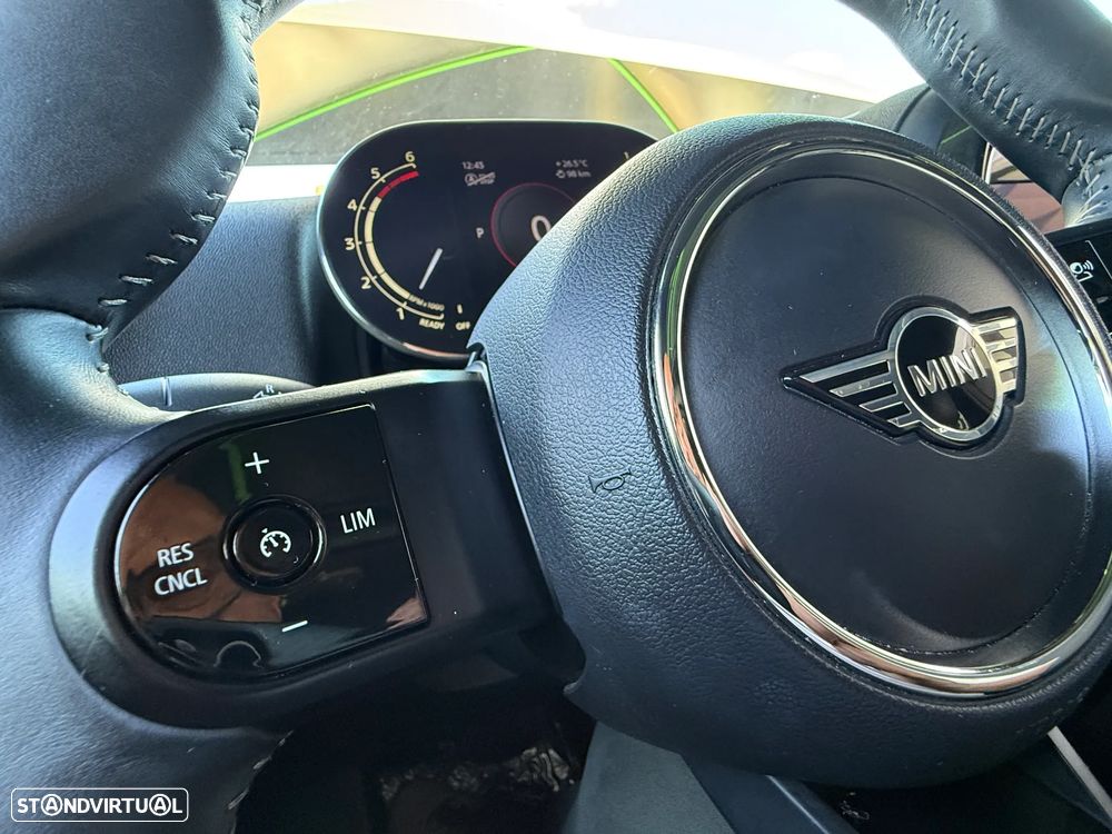 MINI Countryman Cooper D Premium Essential Auto - 31