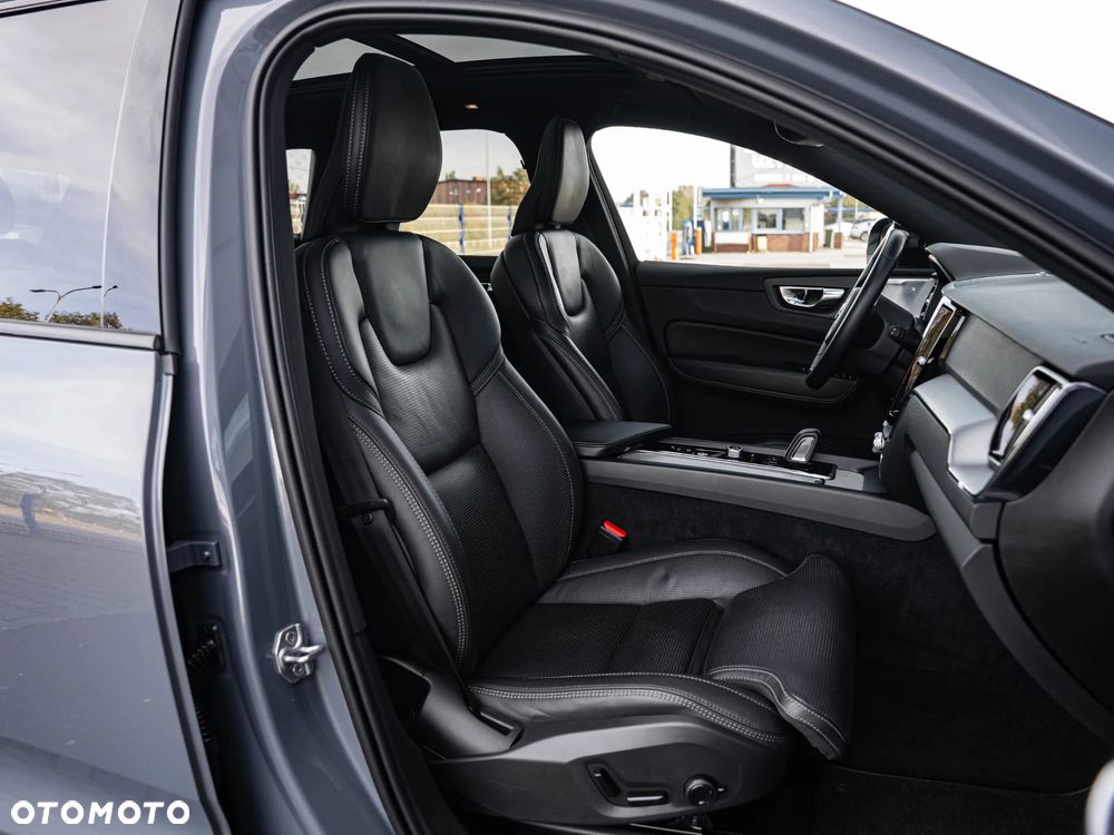 Volvo XC 60 B4 D Plus Dark - 25